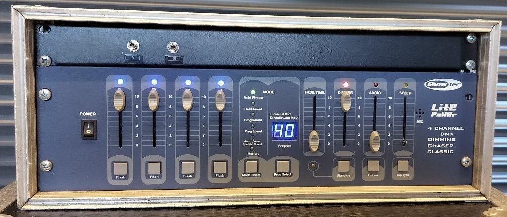 Showtec Lite Power 4ch. dimmer/chaser ingebouwd in 19” kist, Muziek en Instrumenten, Licht en Laser, Gebruikt, Stroboscoopeffect