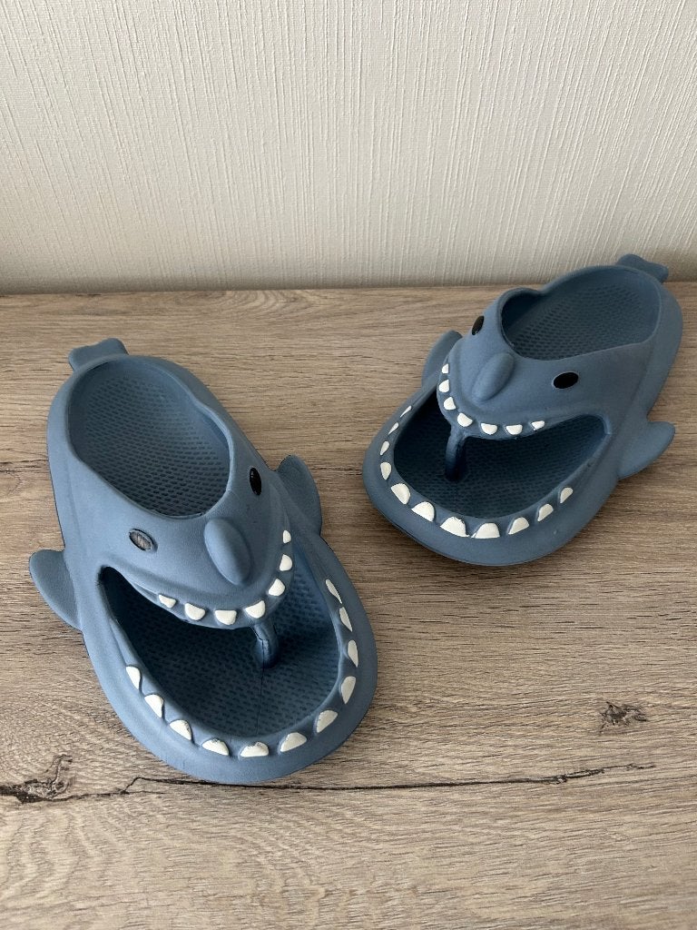 Teenslippers “Haai” maat 38 - 39, Ophalen of Verzenden, Zo goed als nieuw, Overige typen