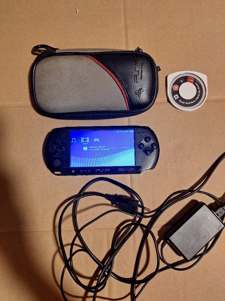 Psp Fat met case en GTA, Games en Spelcomputers, Spelcomputers | Sony PSP, Ophalen, Zwart, PSP, Gebruikt