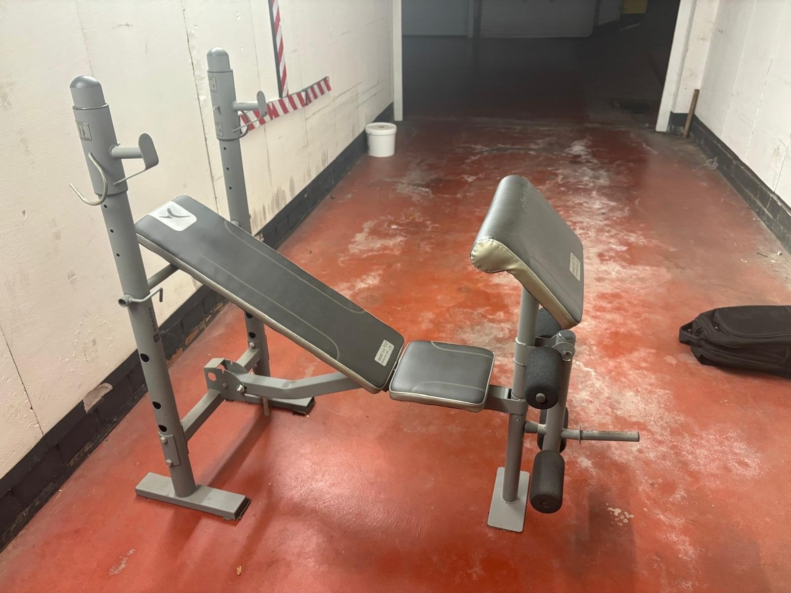 banc de musculation , en acier gris de la marque Domyos, Comme neuf, Enlèvement, Autres types, Autres matériaux