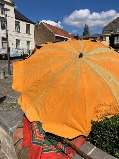 HEEL OUDE PARASOL IN ZEILDOEK. JAREN 50. BROCANTE, Tuin en Terras, Parasols, Ophalen of Verzenden, Gebruikt, 1 tot 2 meter, Stokparasol