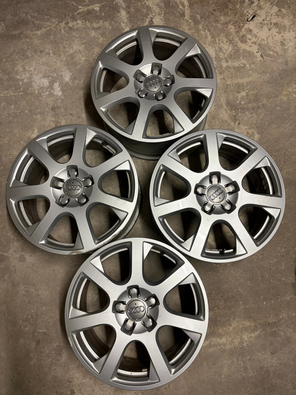 Originele Audi velgen 17inch (1 velg lichte schade), Ophalen, Gebruikt