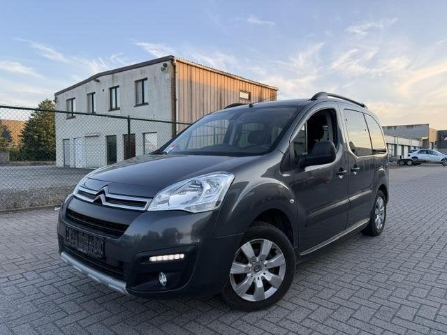 Citroën Berlingo 1.2 Benzine | Trekhaak | 5 zit | 1 JAAR GA, Auto's, Citroën, Voorwielaandrijving, Monovolume, Gebruikt, 1295 kg