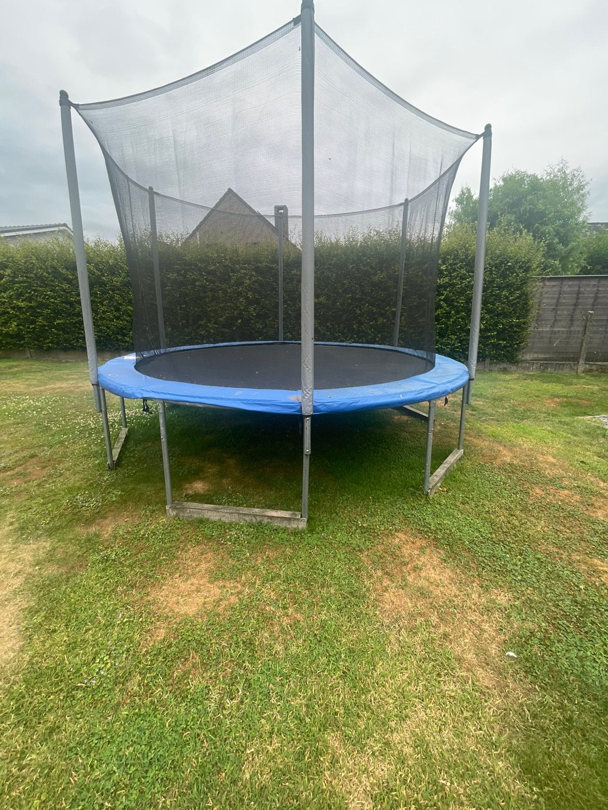 Trampoline à vendre, Enfants & Bébés, Jouets | Extérieur | Trampolines, Enlèvement, Comme neuf