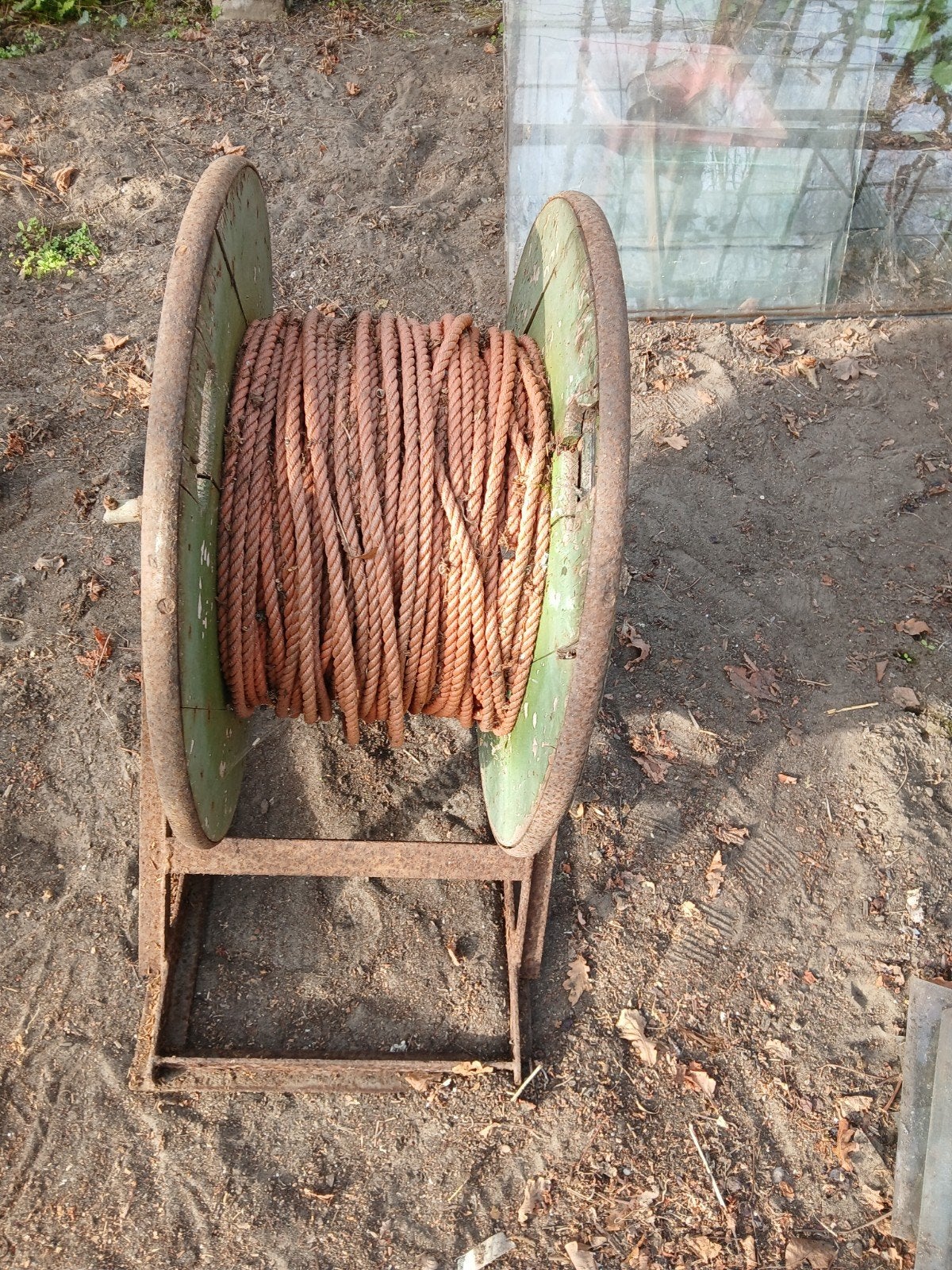 bobine en bois avec cordon sur cadre en métal, Enlèvement, Utilisé