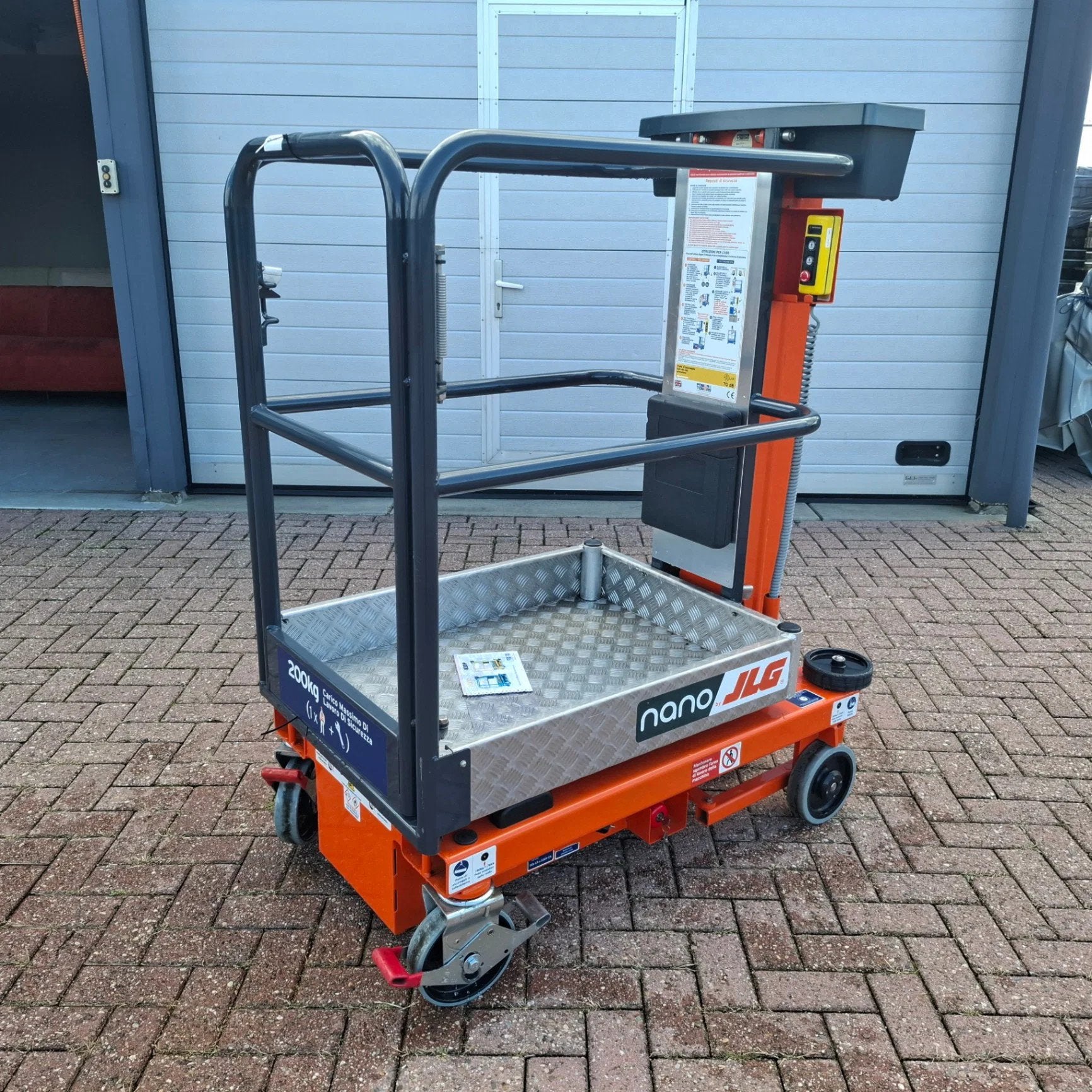 JLG Power towers Nano Nano (année de construction 2021), Articles professionnels