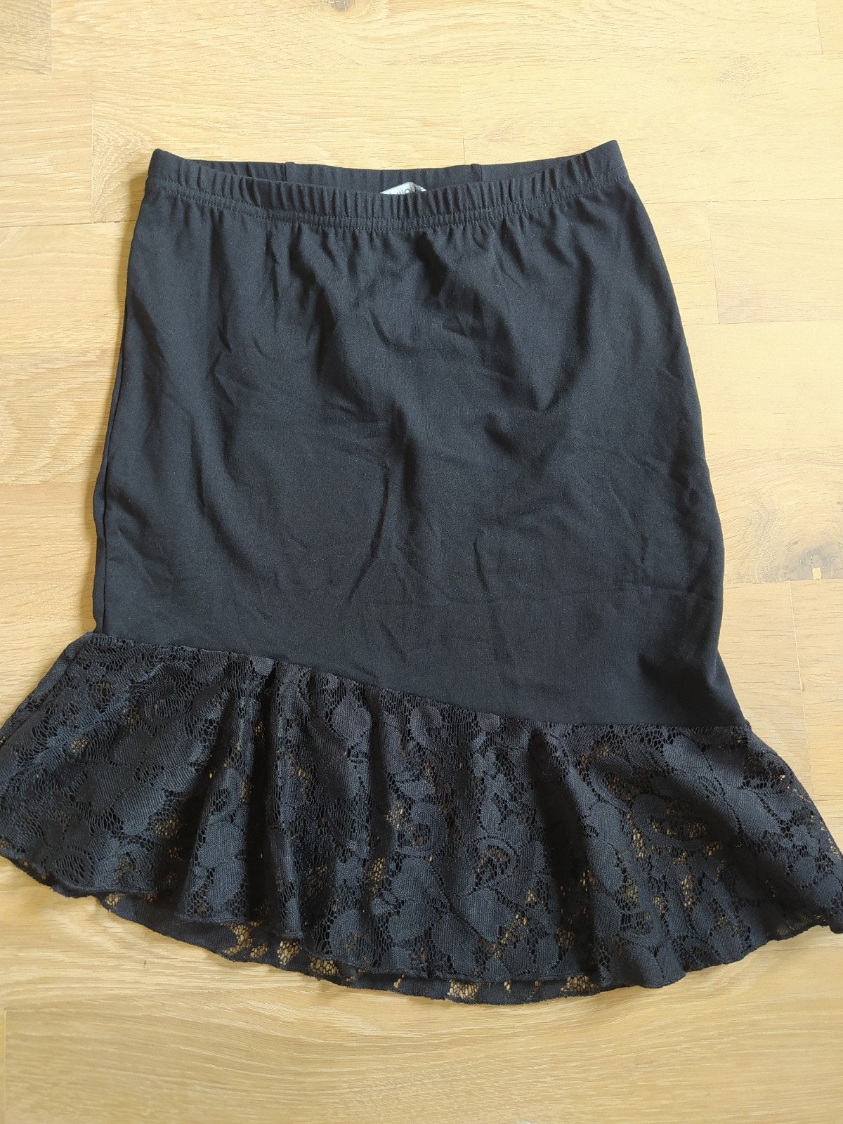 Jupe à lacets - taille M - NEUVE

Marque Papillon.
Ne jamais, Enlèvement ou Envoi