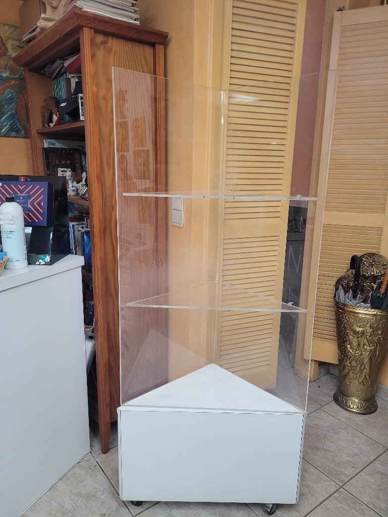 Meubel in plexi gebruikt als etalagekast, Ophalen, Gebruikt