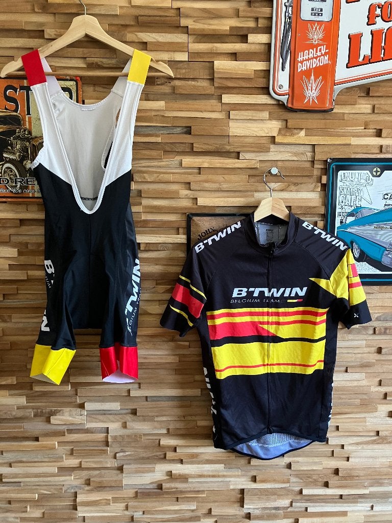 Maillot cycliste Btwin Belgium team XS + L + pantalon neuf, Vélos & Vélomoteurs, Neuf, Vêtements d'extérieur, Enlèvement ou Envoi