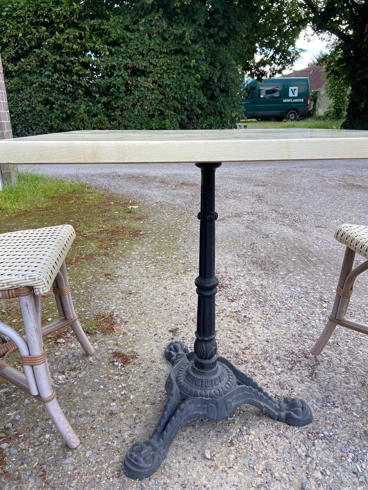 4 tafels gietijzer voet met 8 stoelen, Ophalen, Zo goed als nieuw