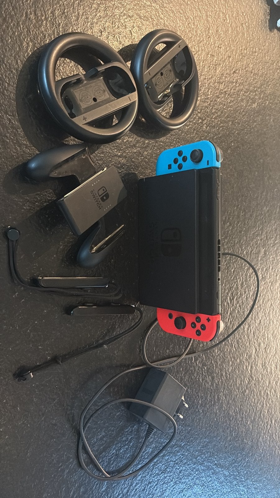 Nintendo Switch rood/blauw + accessoires, Enlèvement, Comme neuf