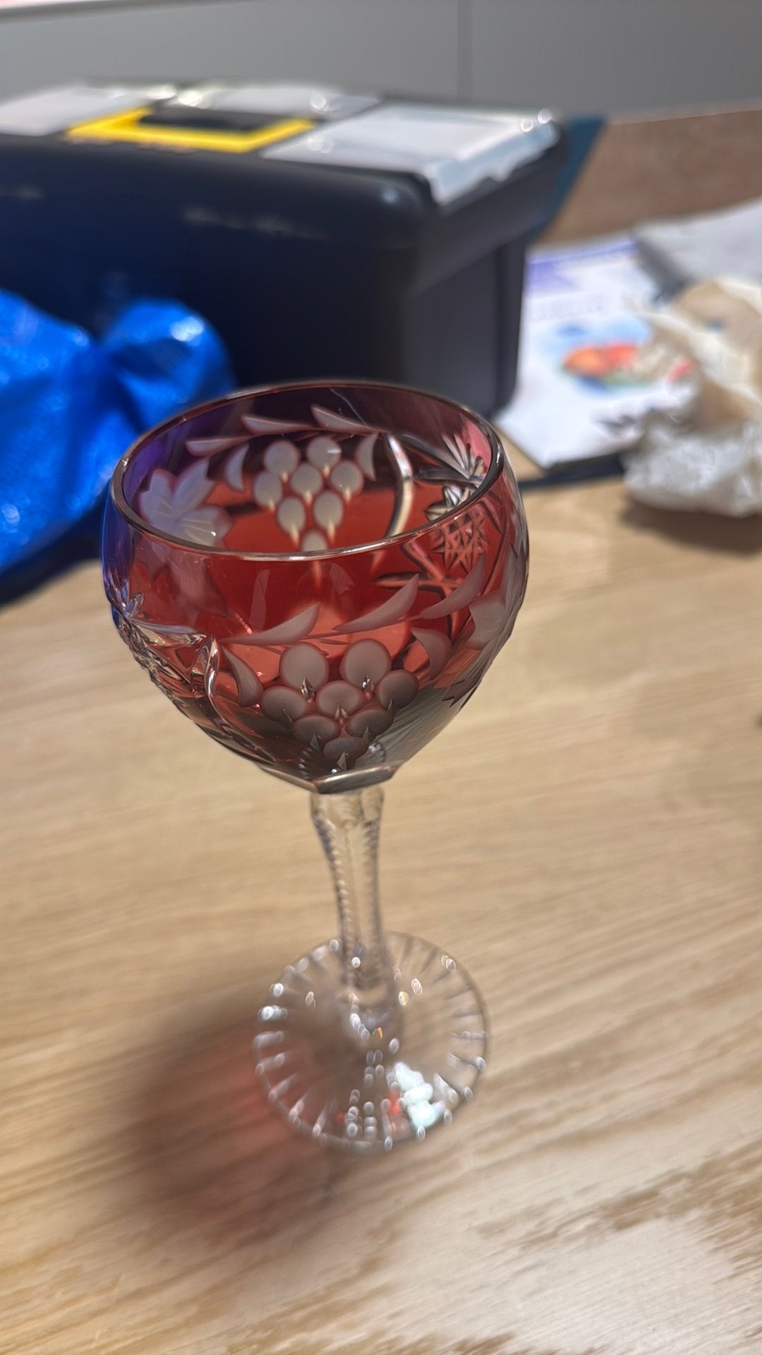 Vintage rood kristallen wijnglas – handgeslepen druivendecor, Ophalen