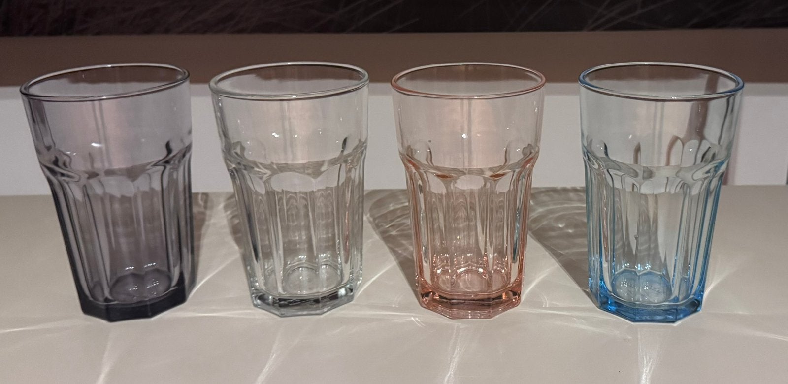 4 gekleurde hoegaarden glazen, Ophalen of Verzenden, Zo goed als nieuw