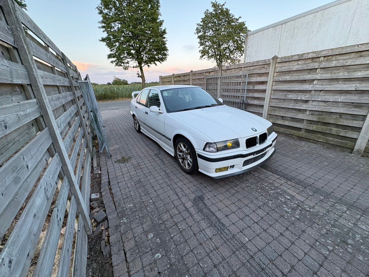 BMW E36 316i | 1991, Autos, BMW, Particulier, Série 3, Essence, Berline, 4 portes, Boîte manuelle, Blanc, Gris, Tissu, Propulsion arrière