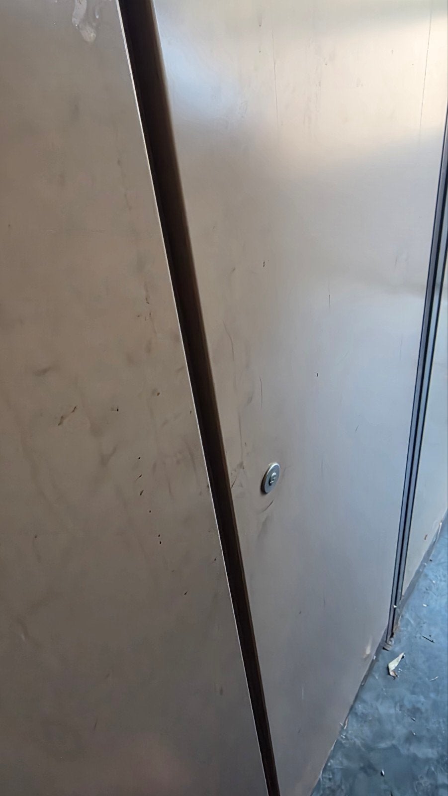 3 metalen kasten met telkens 3 leggers, Ophalen