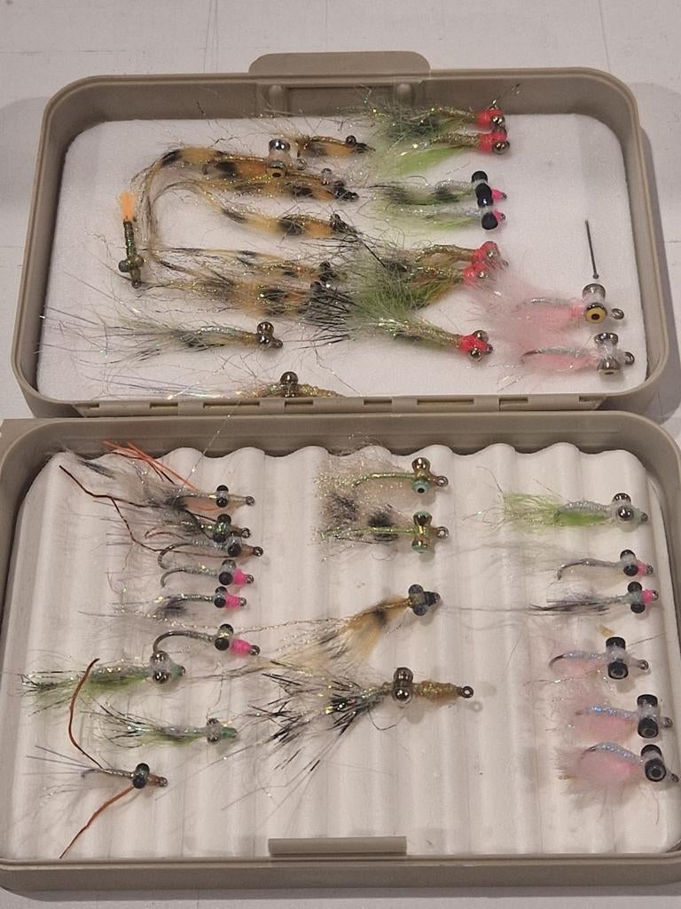 Zeeforel , zeebaars ,  schrimp fly vliegen in doos , 39 stuk, Enlèvement ou Envoi, Comme neuf