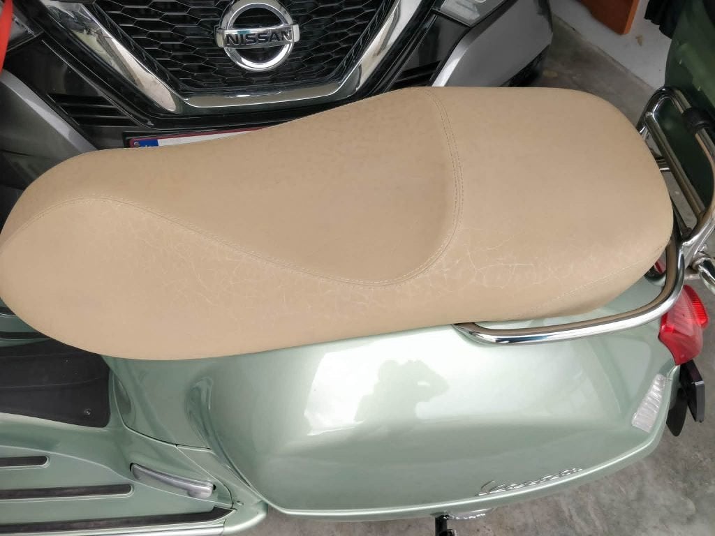 Te ruilen ... Beige Vespa-zadel, Fietsen en Brommers, Ophalen, 250 cc, Overige modellen, Zo goed als nieuw