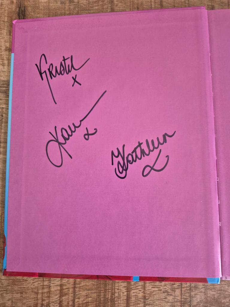 Gesigneerd boek van K3 originals met ECHTE handtekeningen, Ophalen of Verzenden, Zo goed als nieuw, Gesigneerd