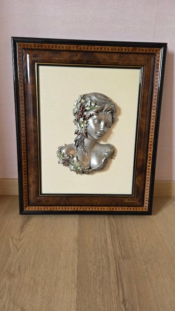 Kaders met vrouwebuste in tin basrelief, Enlèvement