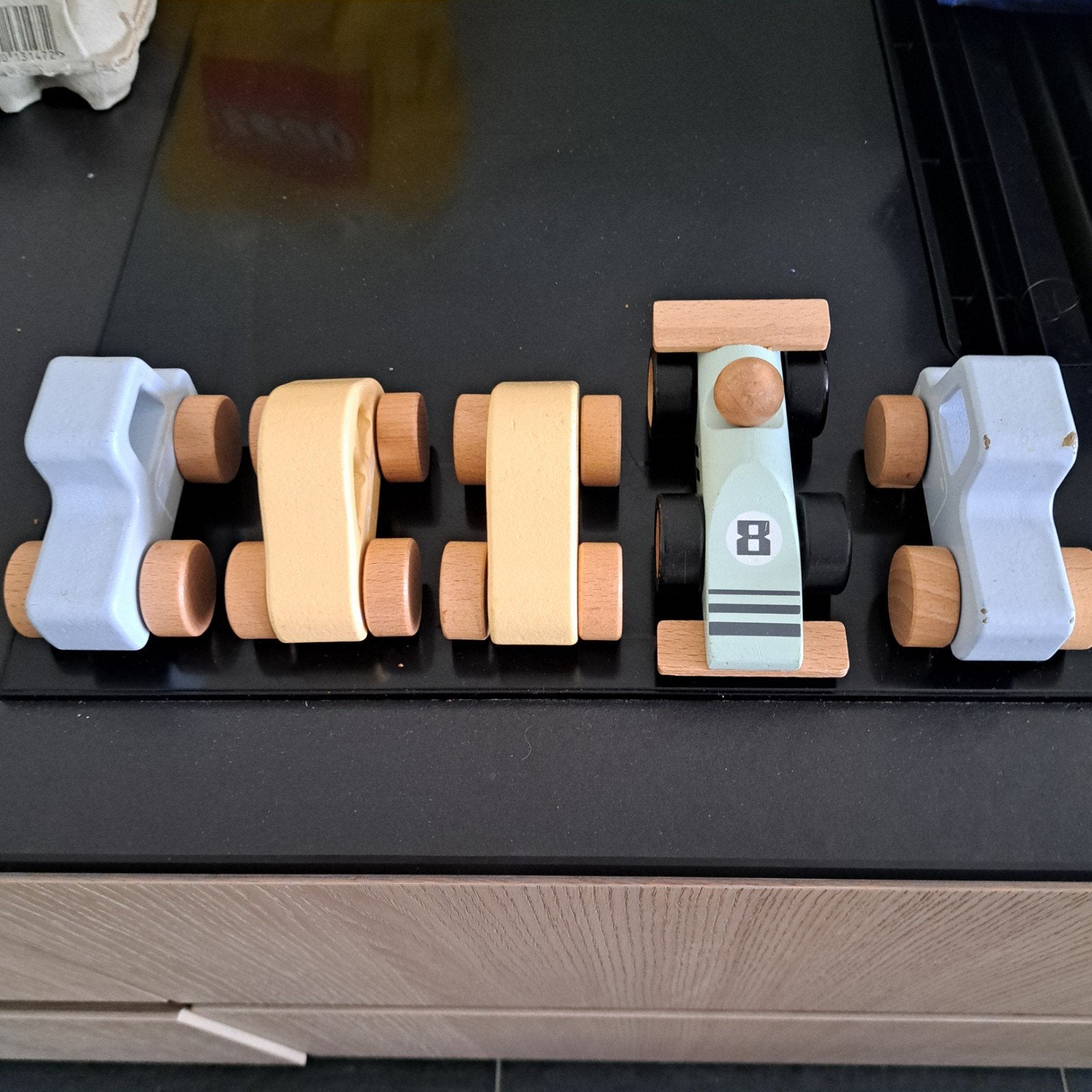 5 houten auto's, Ophalen