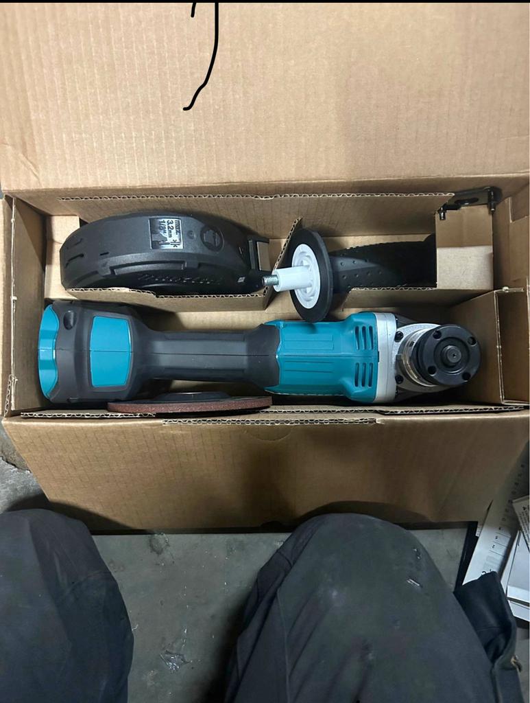 Meule Makita. Jamais utilisé. Batterie et chargeur, Envoi, Comme neuf