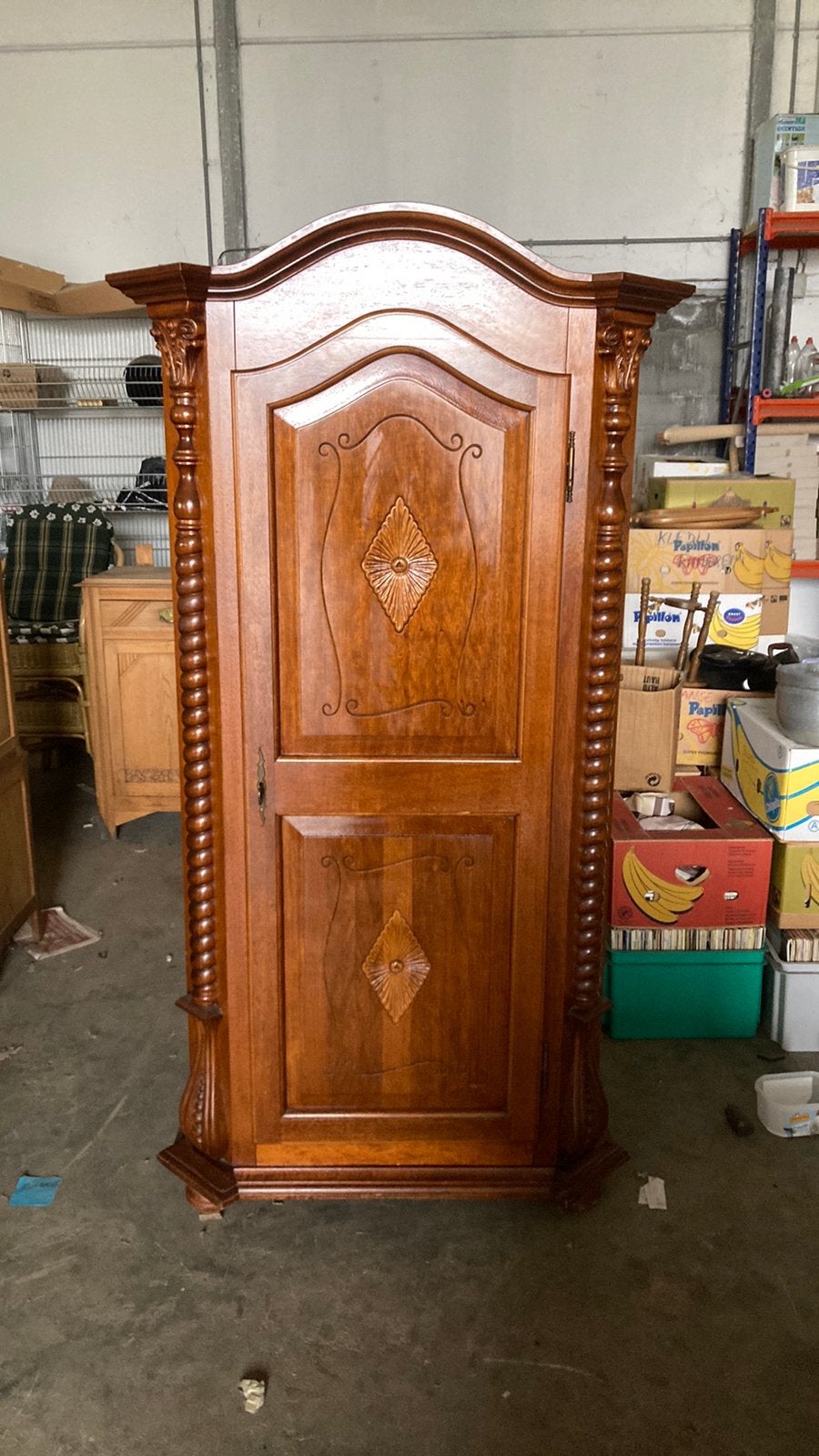 Mooie houten kleerkast, Enlèvement