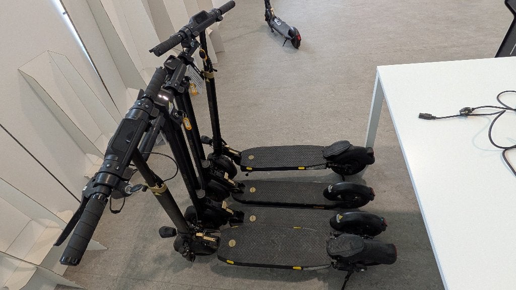 4 steps + 1 voor onderdelen, Ophalen, Zo goed als nieuw, Elektrische step (E-scooter)