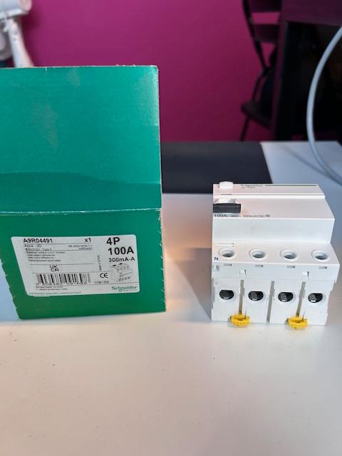 Schneider - différentiel  4P 100A 300mA A-type - A9R04491, Doe-het-zelf en Bouw, Elektriciteit en Kabels, Nieuw, Schakelaar, Ophalen of Verzenden