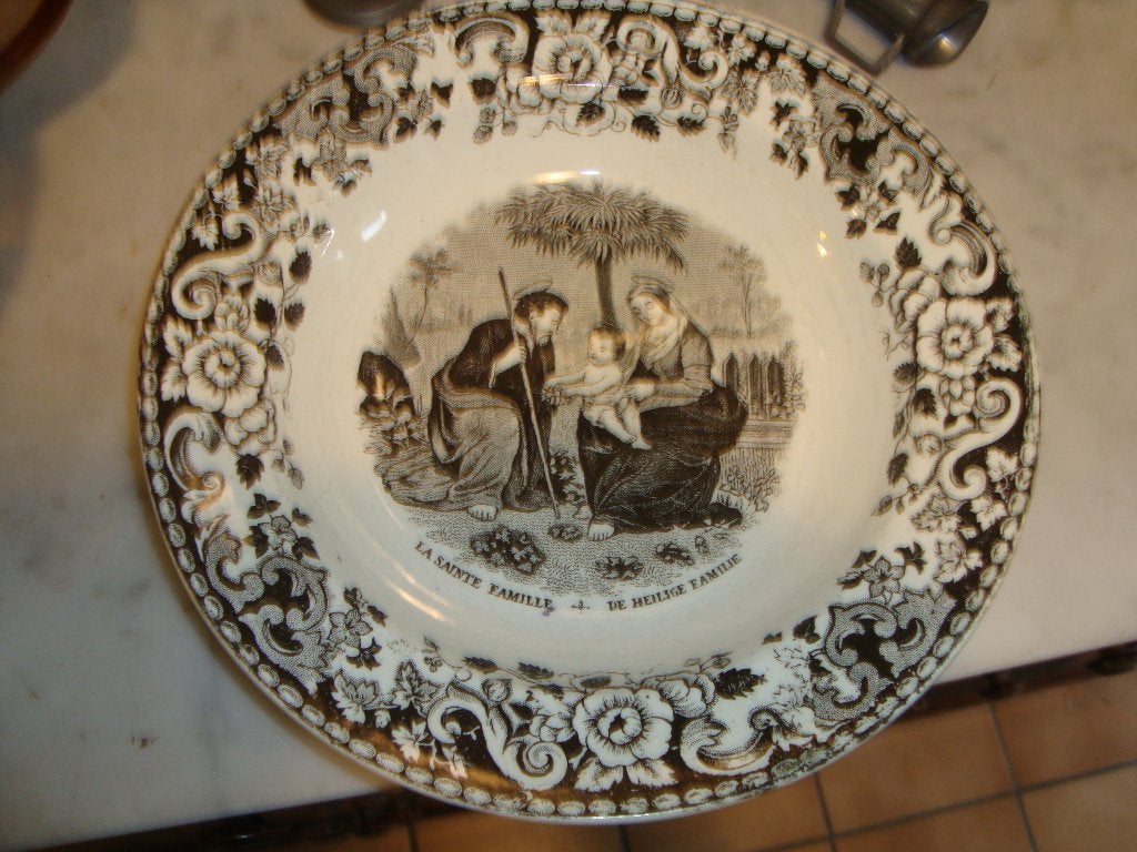 Assiette creuse avec la Sainte Famille. Nimy., Antiquités & Art, Enlèvement