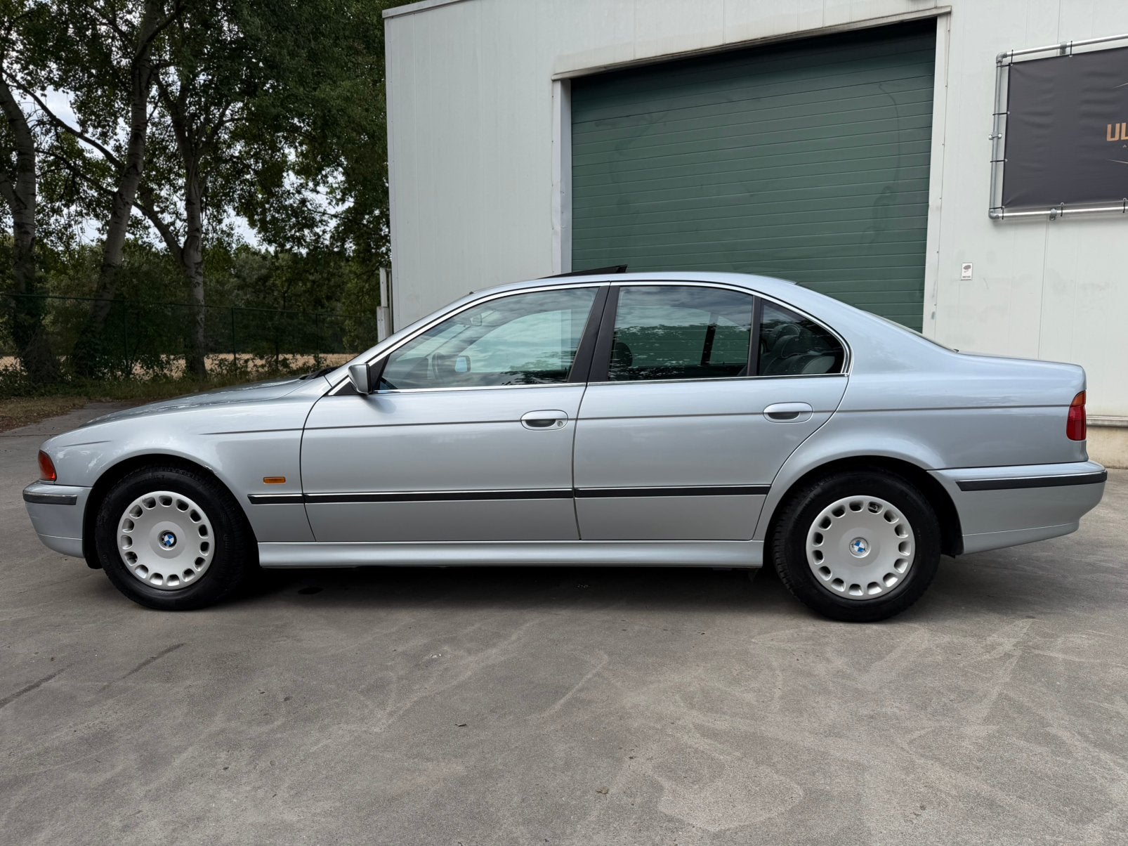 BMW 520i E39 Automaat/Schuifdak/Airco/Bijna Oldtimer/GEKEURD, Autos, BMW, Entreprise, Entretenue par le concessionnaire, Berline