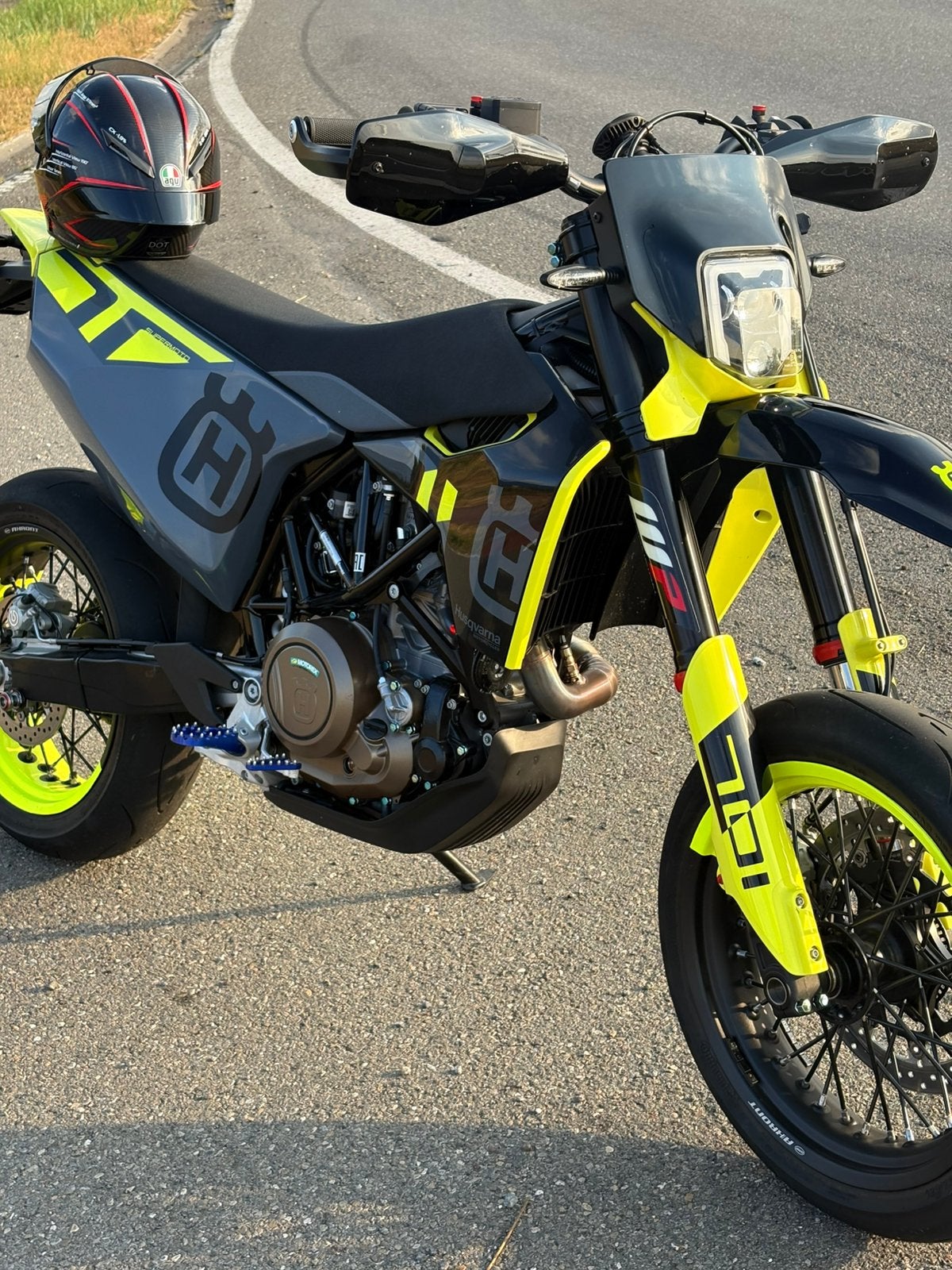 Husqvarna 701 SM supermoto 2024 1200km, Motoren, Particulier, SuperMoto
