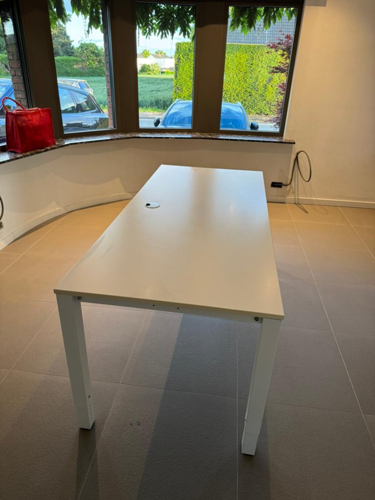 Witte verstelbare bureau met kabelgoot #benjo, Huis en Inrichting, Ophalen, Gebruikt, 180 cm, Kabelgoot