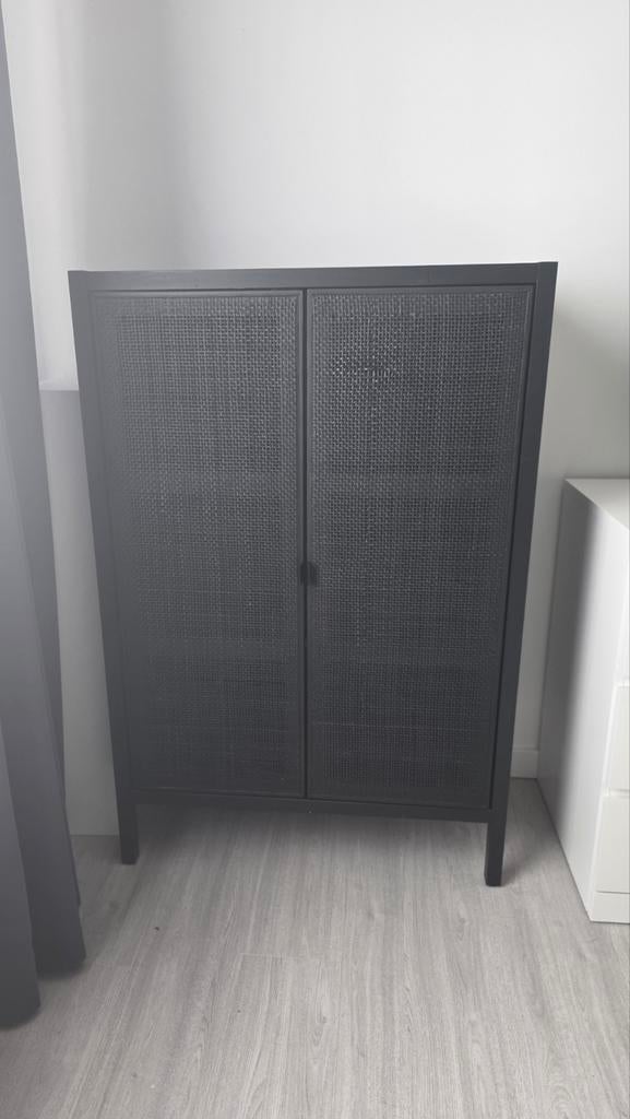 Armoire noire sur pieds avec etageres, Enlèvement