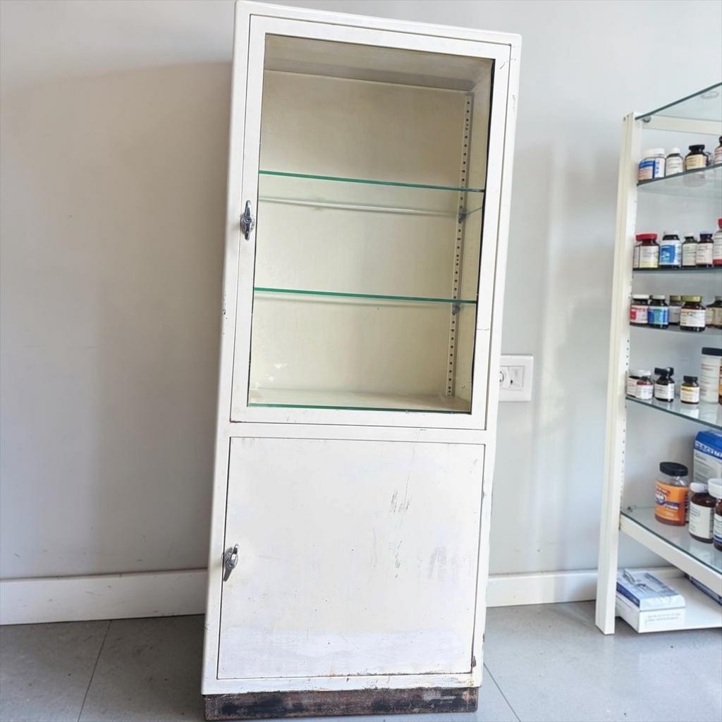 Vintage industriële witte apotheekkast / vitrinekast, Verzenden, Gebruikt, Kast