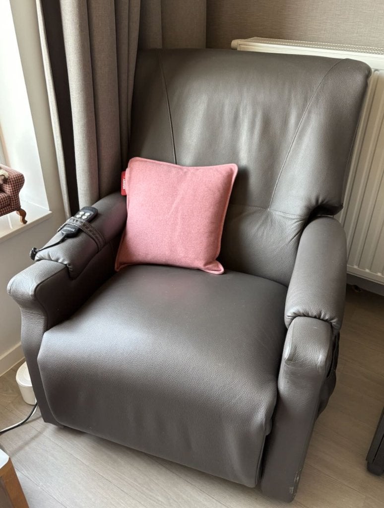 Relax zetel met opstaphulp (donker grijs), Ophalen, Gebruikt, Leer, 75 tot 100 cm