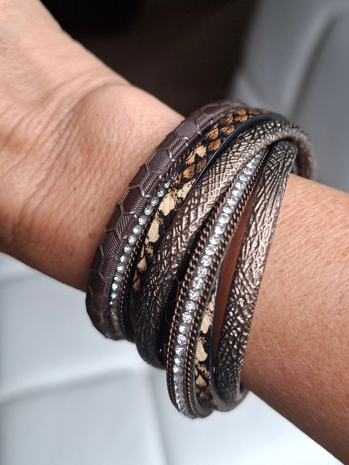 neuf bracelet large multi rangs chocolat strass, Bruin, Kunststof of Plastic, Nieuw, Ophalen of Verzenden