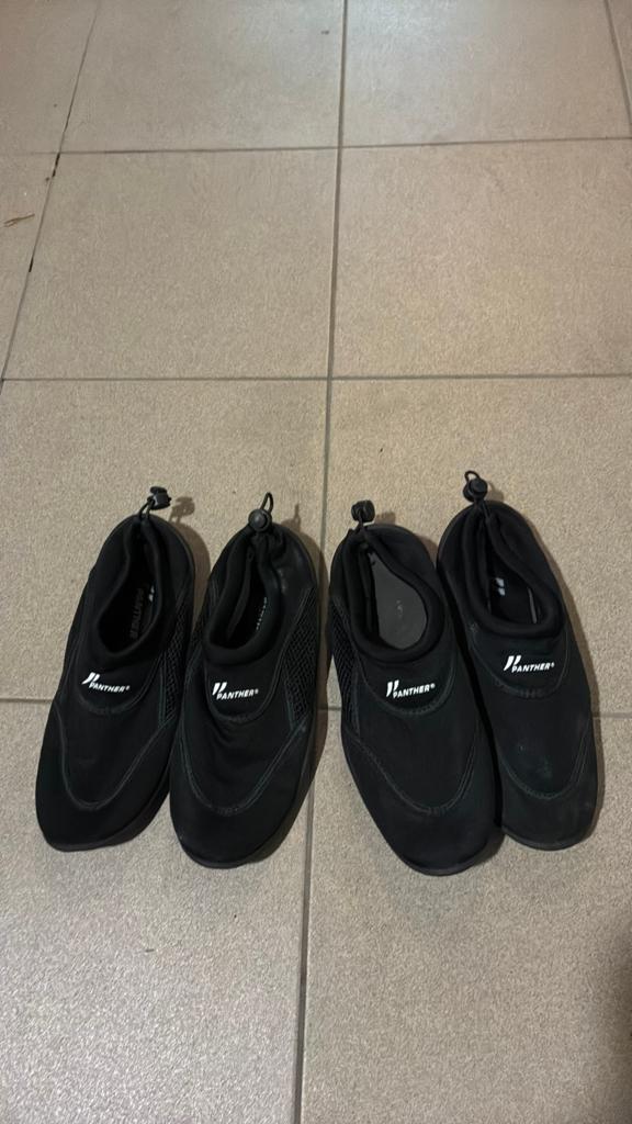 Gratis 2 paar waterschoenen maat 37, Kleding | Dames, Ophalen, Zo goed als nieuw