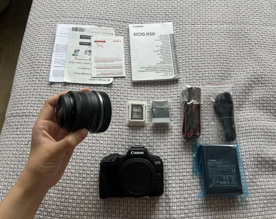 Le kit Canon EOS R50 RF x 18 x 45 mm est stupide, Enlèvement ou Envoi, Canon, Batterie, Comme neuf