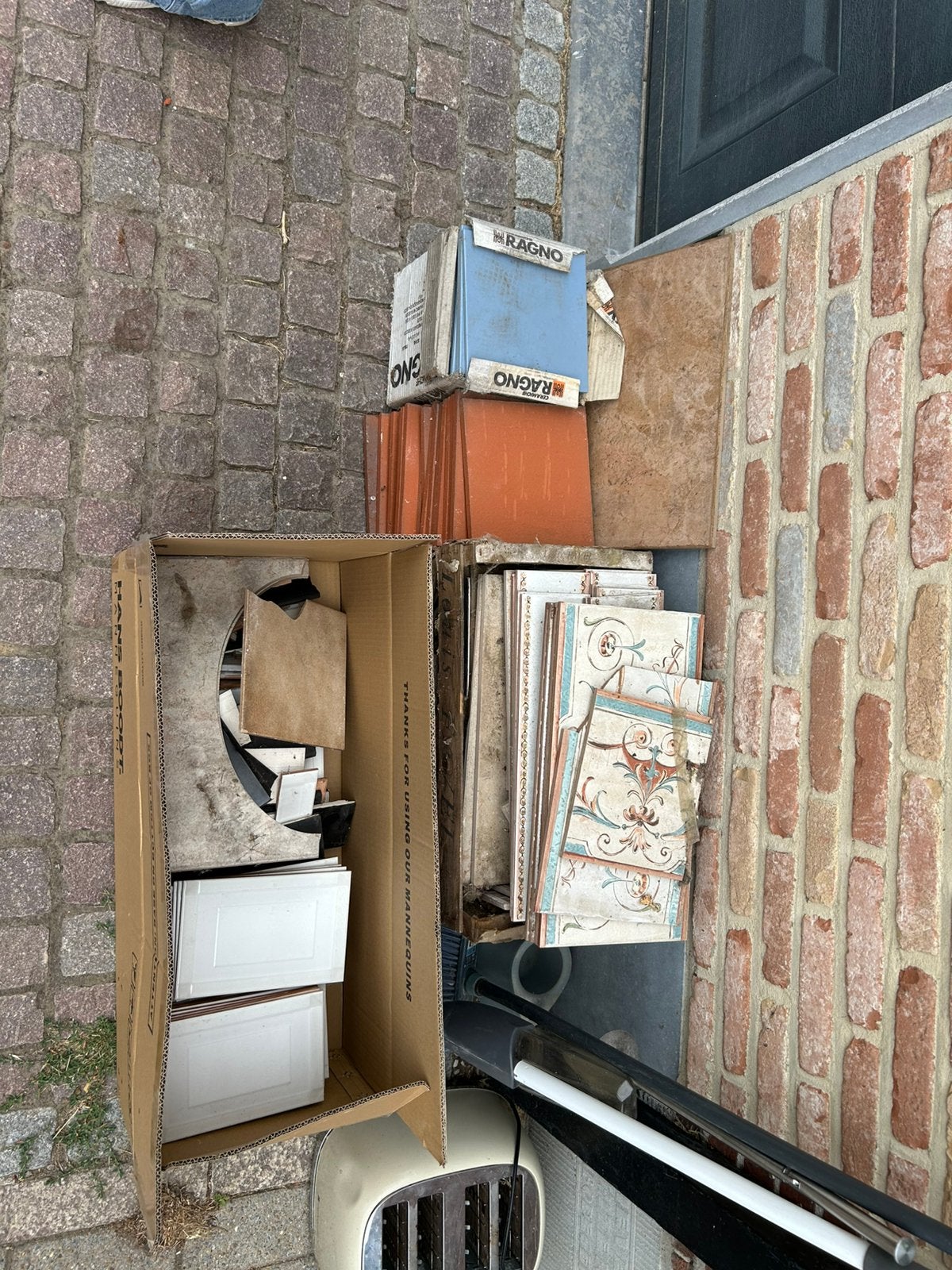 Gratis tegels en plinten te verkrijgen, Tuin en Terras, Tegels en Klinkers, Ophalen, Zo goed als nieuw