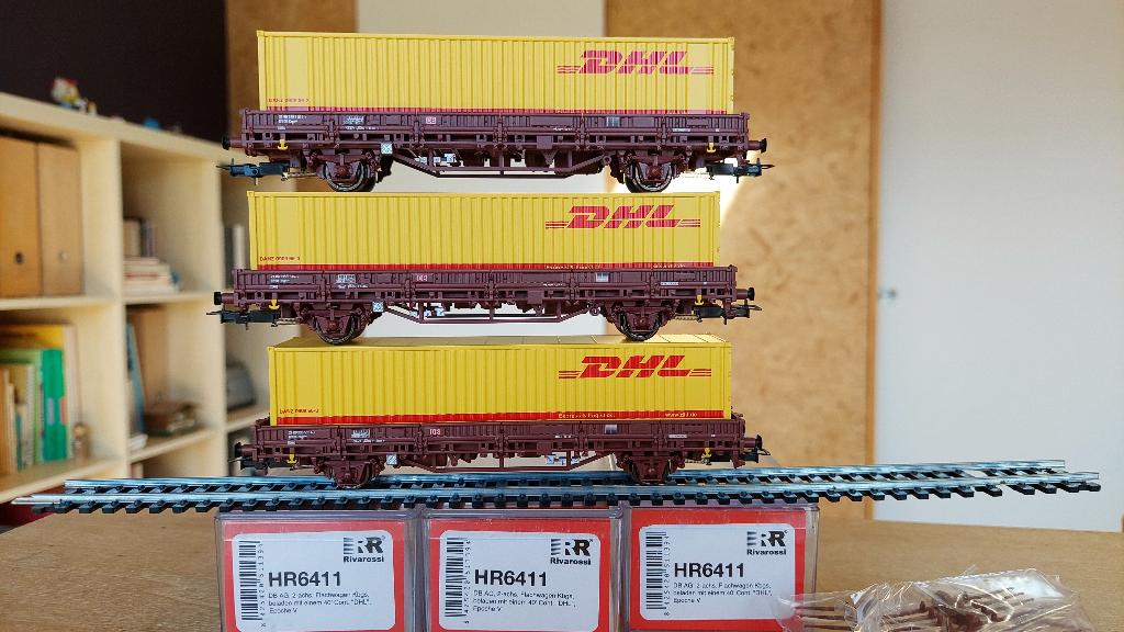 RIVAROSSI HR6411 DB LOT DE 3 WAGONS PORTE CONTENEURS DHL HO, Hobby & Loisirs créatifs, Envoi, Comme neuf