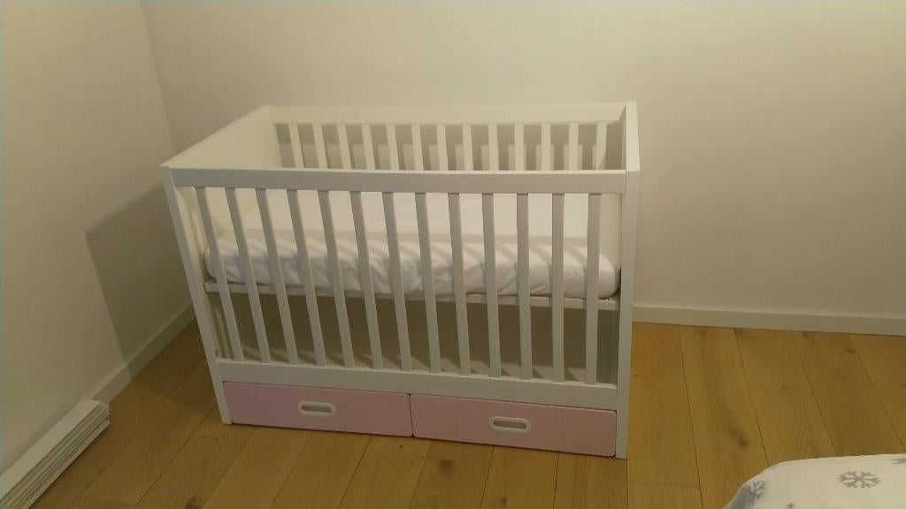 Lit bébé IKEA avec tiroirs pratiques, Moins de 140 cm, 85 à 100 cm, Comme neuf, Enlèvement