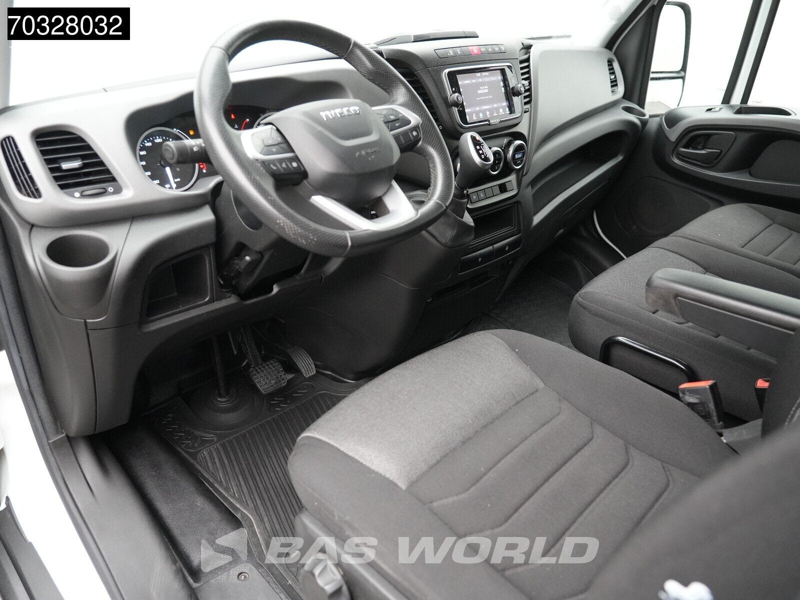 Iveco Daily 35S18 3.0L Automaat 180PK L2H2 LED Navi Airco Cr, Auto's, Automaat, 2382 kg, Stof, Gebruikt