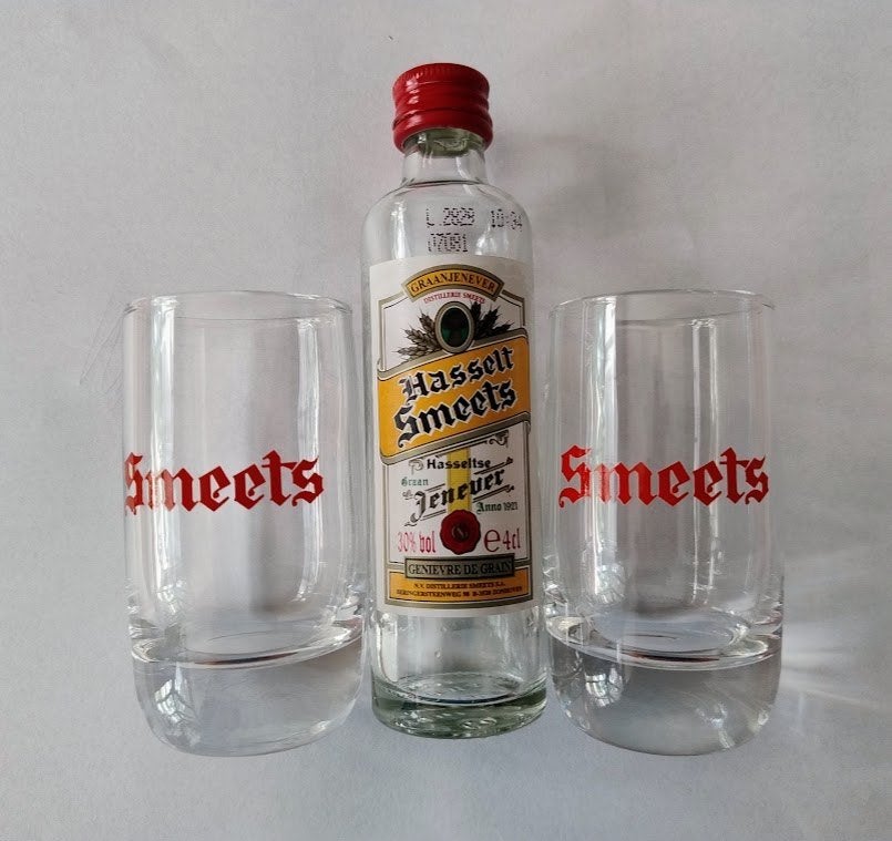 minifles en 2 glaasjes graanjenever Smeets, Ophalen of Verzenden, Zo goed als nieuw, Borrel- of Shotglas