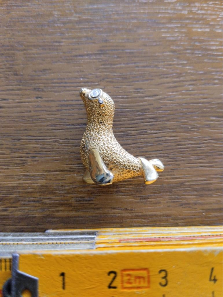 Goudkleurige pin zeehond, Verzenden