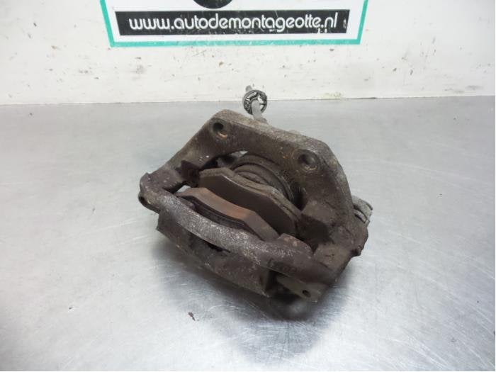 Etrier de frein (pince) avant gauche d'un Nissan Kubistar (K, -, 3 mois de garantie, Utilisé, -