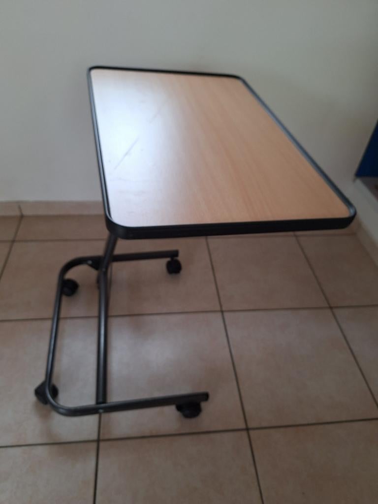 KANTELBARE EN IN HOOGTE VERSTELBARE TAFEL, Zo goed als nieuw, In hoogte verstelbaar