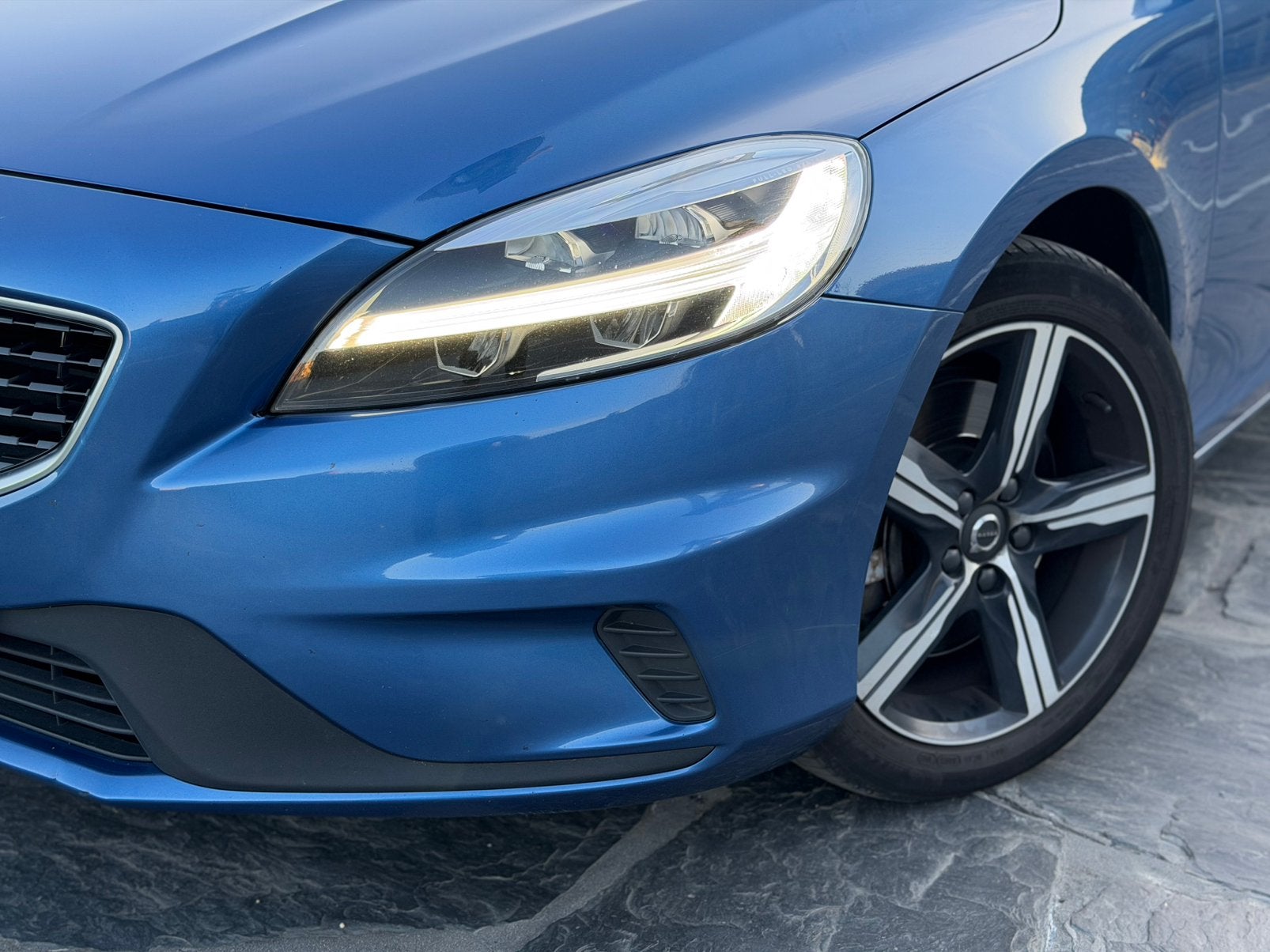 Volvo v40 2.0d / R-Design / Xenon / Automaat / Garantie, Autos, Cuir, Essai à domicile, Achat, Euro 6