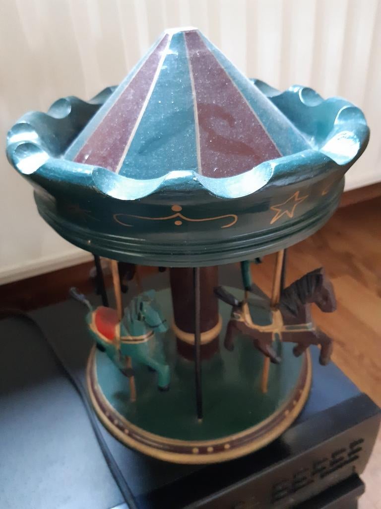 Decoratie houten paardemolen, Ophalen