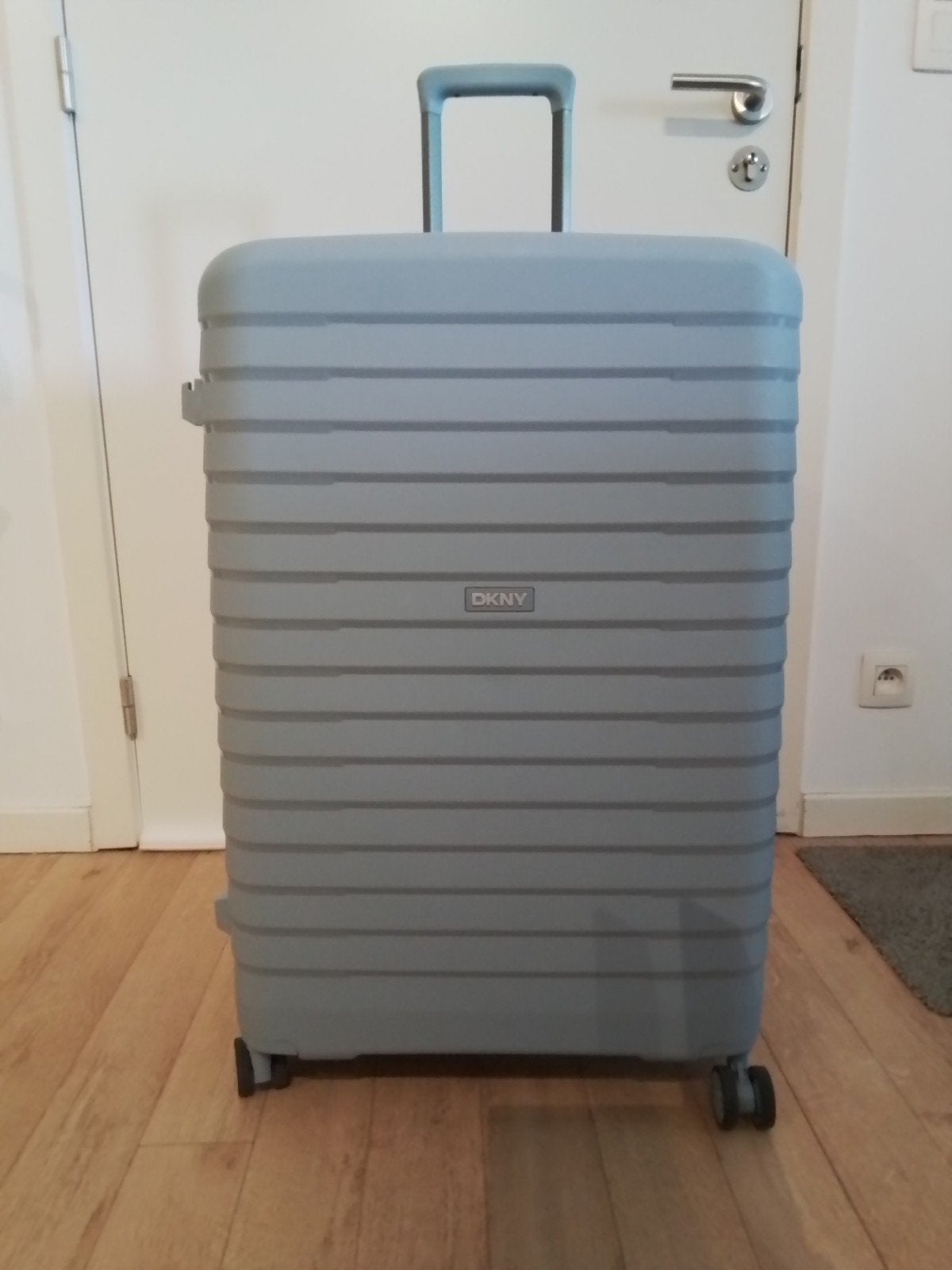 MOOIE GROTE DKNY REIS KOFFER, Handtassen en Accessoires, Koffers, Ophalen, Uitschuifbare handgreep, Hard kunststof, 45 tot 55 cm