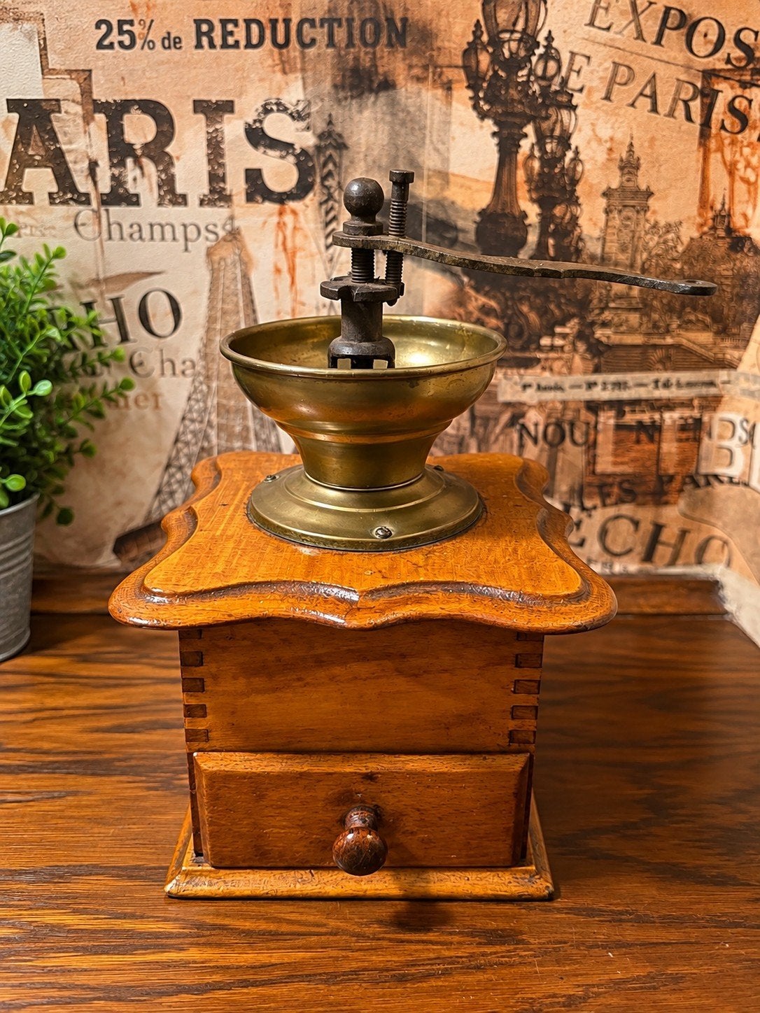Vintage houten koffiemolen met messing trechter, Antiquités & Art, Enlèvement ou Envoi